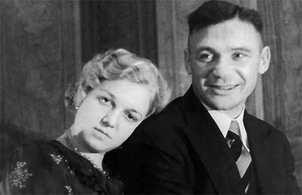 С верной спутницей, супругой Валентиной. 1936 г.