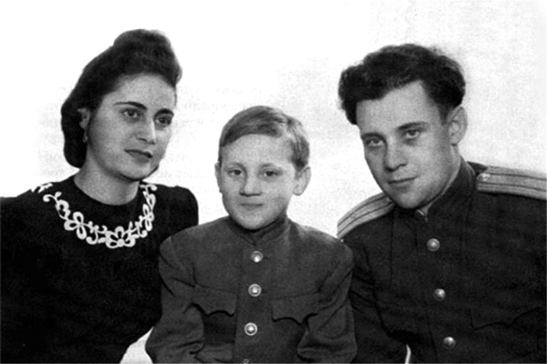 Владимир Высоцкий с мачехой Евгенией Степановной Лихалатовой и отцом