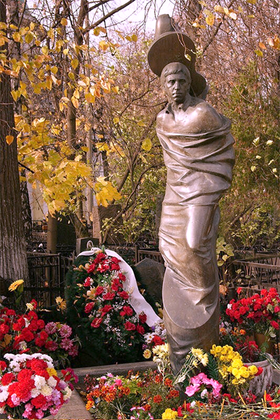Могила Владимира Высоцкого на Ваганьковском кладбище в Москве