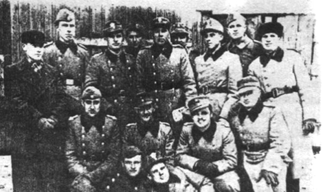Полицаи из украинских шуцманшафтабатальонов на войсковых курсах. Минск, 1942 г.