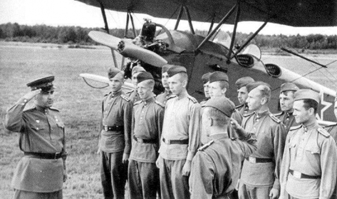 Алексей Маресьев. Авиационное училище. 1945 г.