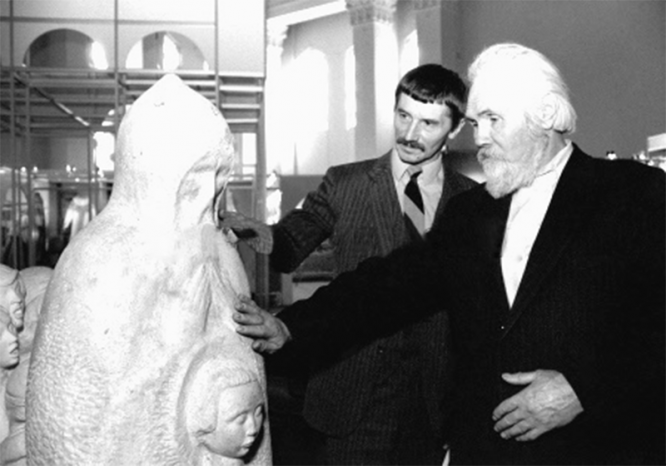 В. М. Клыков (в центре) у памятника Сергию Радонежскому – мастерская скульптора