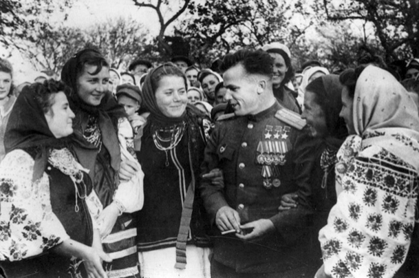 Трижды Герой Советского Союза, майор Иван Никитич Кожедуб в родном селе Ображиевка. 1945 г.