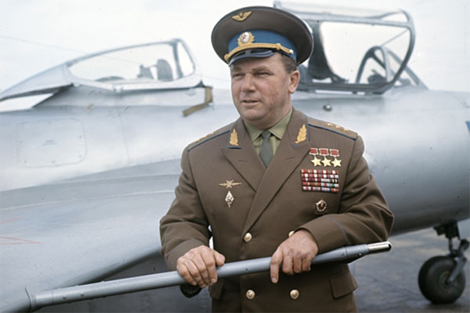 Генерал-полковник Иван Никитович Кожедуб рядом с остребителем МиГ-15.