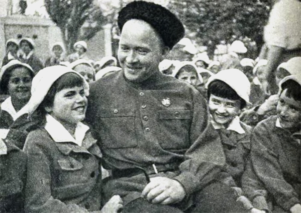 Летом 1939 года в «Артеке» вместе с сыном Тимуром отдыхает Аркадий Гайдар
