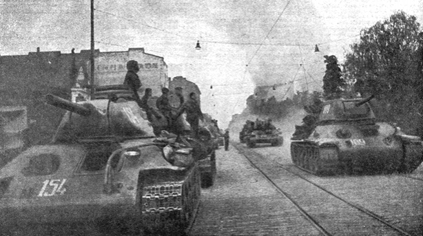 На улицах Выборга в день вступления советских войск. Журнал «Огонек», №22, 1944 год