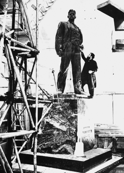 За работой над памятником В. В. Маяковскому. Москва, 1958 год