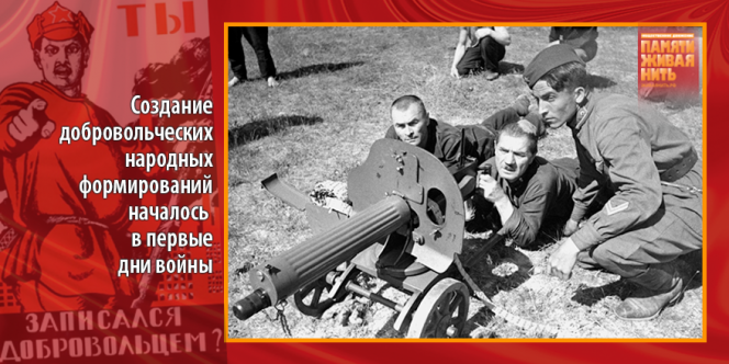 Рабочие-ополченцы Ф. Добрынин и Е. Горяинов изучают станковый пулемет