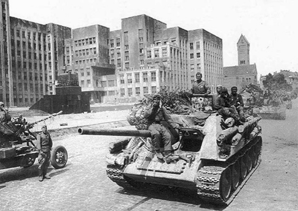 Советские танки в освобожденном Минске