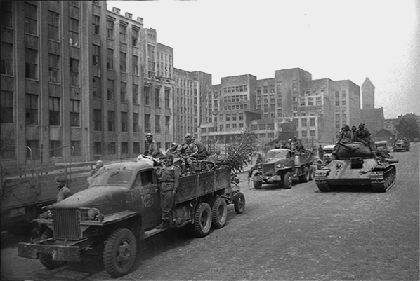 Советские войска движутся по улице Советской. 3 июля 1944 года