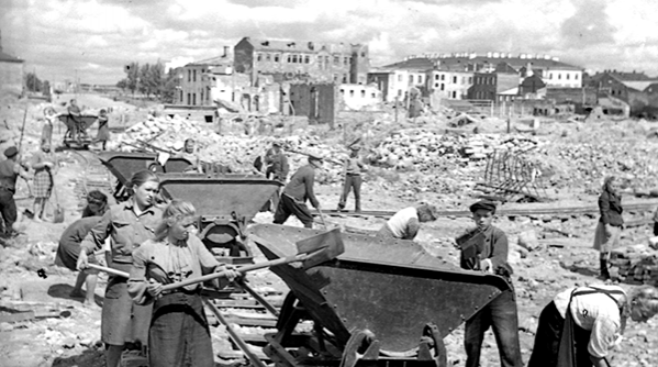 Минчане на разборке развалин по улице Советской. 1944 год