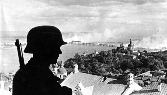 Один из постов Вермахта в захваченном Киеве. На заднем плане горит разрушенный мост через Днепр. 20 сентября 1941 г. Фото: Bundesarchiv, Bild 183-L20208 / Schmidt / CC-BY-SA 3.0, CC BY-SA 3.0 de