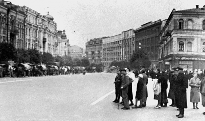 Киевляне на Крещатике наблюдают за вступлением немцев. 19 сентября 1941 г.