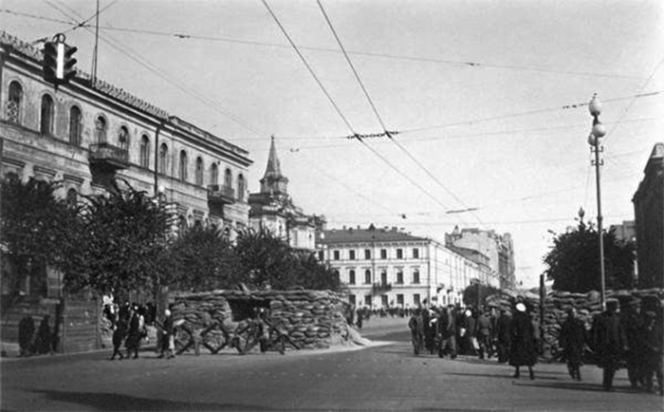 Остатки баррикад на Крещатике. Фото 21 сентября 1941 года