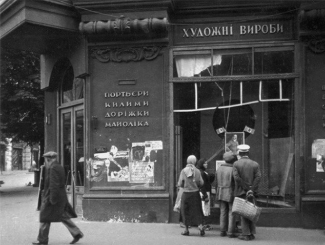 Угол улиц Карла Маркса и Крещатика. Прохожие рассматривают плакат с изображением Гитлера. Сентябрь 1941 г.