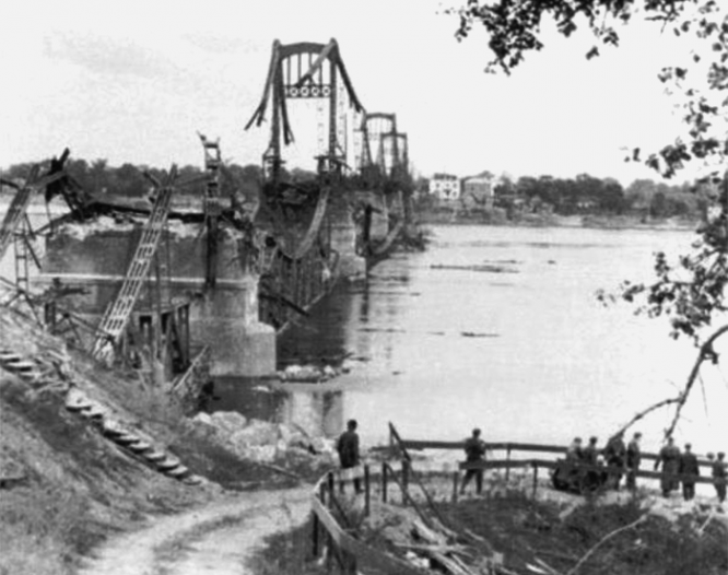Мост имени Евгении Бош, взорванный отступающей Красной Армией. 1942 г.