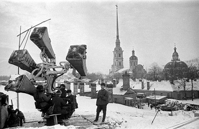 Артиллеристы-зенитчики ведут наблюдение в одном из районов Ленинграда. 1942 г.