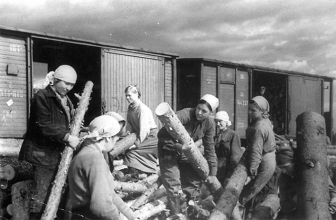 Стахановская бригада загружает дрова в вагоны. 1942 г.