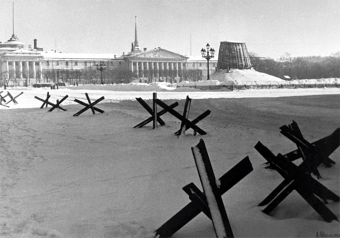 Вид на площадь Декабристов (в настоящее время Сенатская площадь) в блокадном Ленинграде. Памятник Петру I, укрыт от осколков защитным коробом