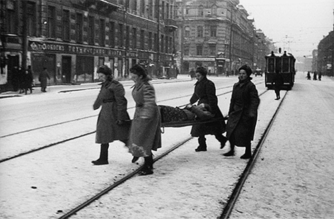 Санитарки оказывают помощь пострадавшим от вражеского обстрела. 1943 г.