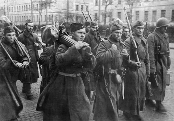 Регулярные советские части отправляются на передовую по одной из ленинградских улиц