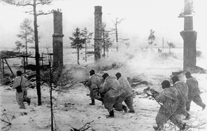 Бойцы Волховского фронта в наступлении во время прорыва блокады Ленинграда. Январь 1943 г.