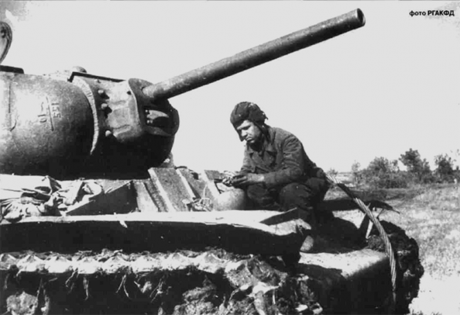 Тяжёлый танк KB-1 с гвардии лейтенанта Костина тяжёлотанкового полка прорыва 5-й гвардейской танковой армии перед боями. Июль, 1943 г.