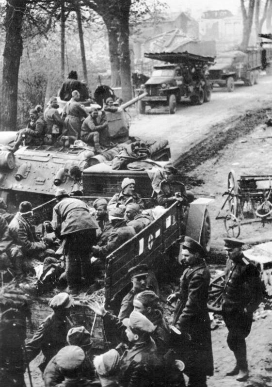 Погрузка раненных советских солдат на военный грузовик «ЗиС-5В» для эвакуации
