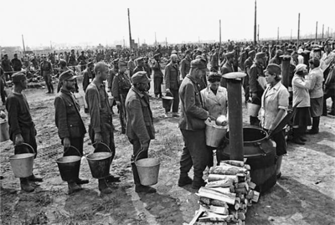 Раздача еды и воды пленным немцам