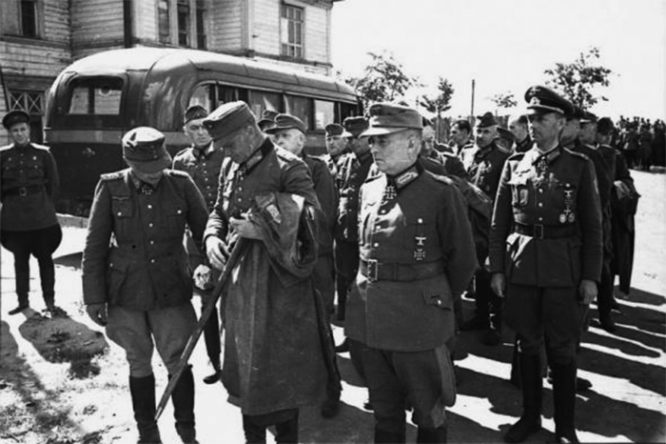 Немецкие генералы перед маршем пленных немцев по Москве