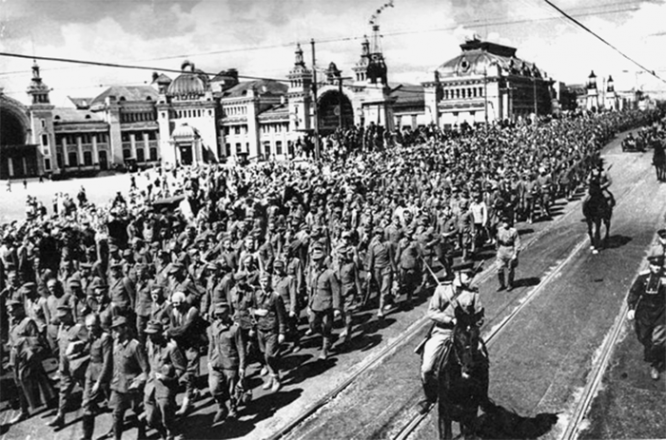 Колонна немецких солдат у Белорусского вокзала