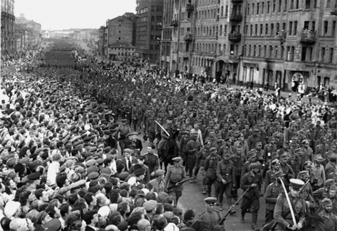 Садовая-Спасская улица. Марш пленных немцев. 17 июля 1944 года