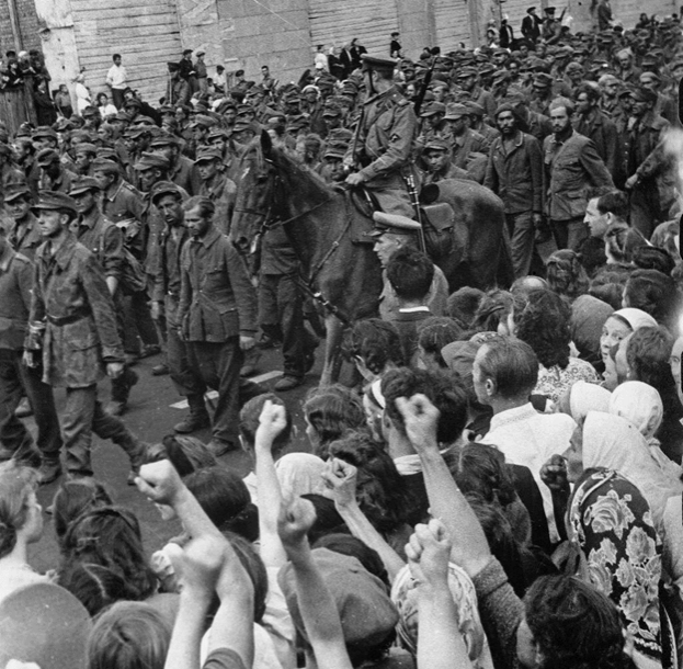 Немецкие военнопленные проходят по Москве. 17 июля 1944 года. Фото Т. Мельник