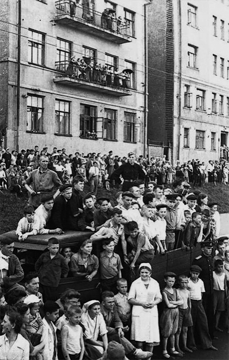 Москвичи наблюдают за маршем пленных немцев