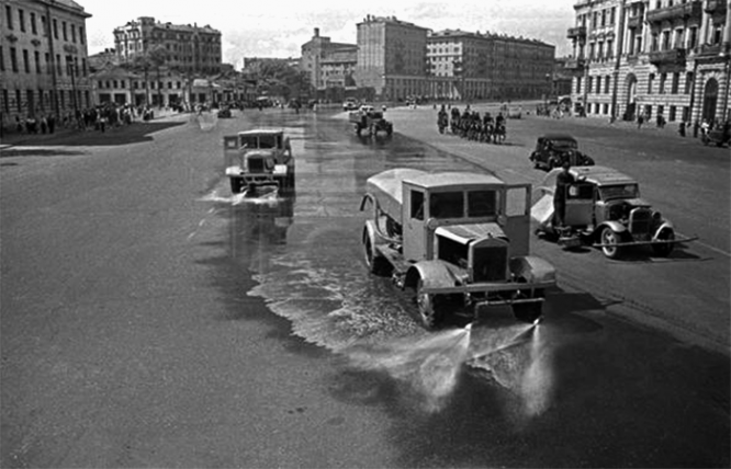 После прохода десятков тысяч немецких пленных по Москве поливальные машины демонстративно помыли улицы Москвы с мылом, символически смывая с асфальта грязь