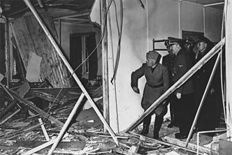 Бенито Муссолини вместе с Адольфом Гитлером и группой офицеров осматривают последствия взрыва в ставке фюрера «Вольфсшанце»