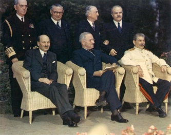 Лидеры «Большой тройки» антигитлеровской коалиции на Потсдамской конференции К. Эттли, Г. Трумэн, И. В. Сталин