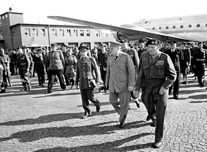 Премьер-министр Великобритании У.Черчилль проходит по аэродрому в день прибытия на Берлинскую конференцию