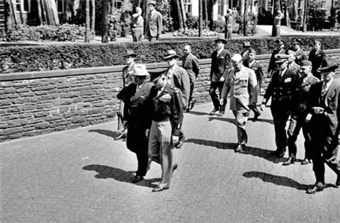 Президент США Г.С.Трумэн и генерал Д.Эйзенхауэр проходят по аэродрому в день прибытия на Берлинскую конференцию