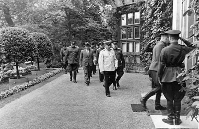 Прибытие И.В. Сталина в резиденцию советской делегации в Бабельсберге