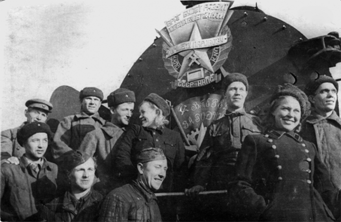 Служащие и паровоз 7-й колонны НКПС (Народного комиссариата путей сообщения), доставившей советскую делегацию на Потсдамскую конференцию. Второй слева в нижнем ряду – кочегар паровоза латыш Янис Рудольфович Иршейнс