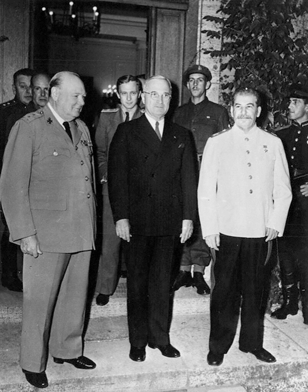 Официальная фотография глав правительств трех держав: У. Черчилль, Г. Трумэн и И. В. Сталин