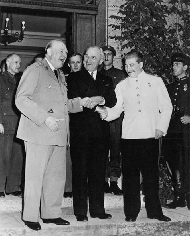 Перед началом Берлинской (Потсдамской) конференции 1945 г. У. Черчилль, Г. Трумэн и И. В. Сталин