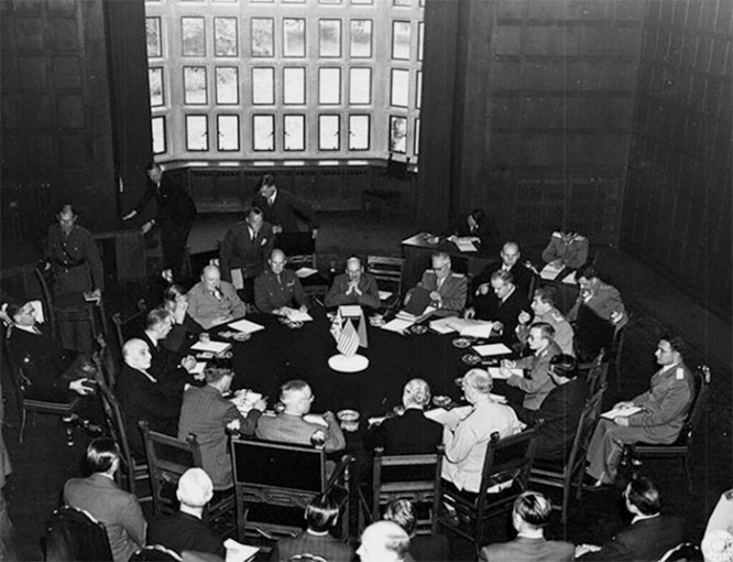 На одном из первых заседаний Берлинской (Потсдамской) конференции. Присутствуют: И. В. Сталин, В. М. Молотов, А. Я. Вышинский, У. Черчилль, Г. Трумэн и другие