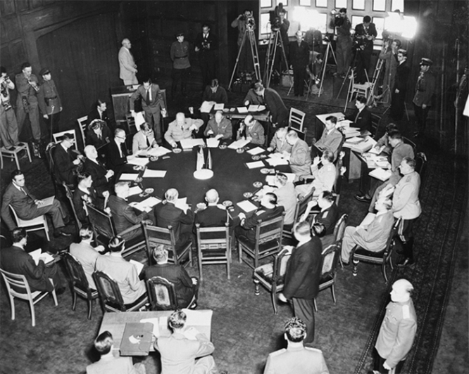 Делегации «Большой тройки» за столом переговоров на Потсдамской конференции