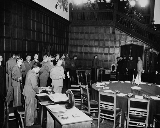 Советская делегация во время перерыва в заседании на Потсдамской конференции. В центре  маршал Советского Союза, Председатель СНК СССР и председатель ГКО СССР Иосиф Виссарионович Сталин, слева от него – Нарком иностранных дел СССР Вячеслав Михайлович Молотов