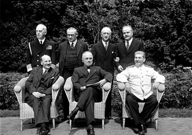 В парке в дни работы Берлинской конференции сидят (слева–направо): премьер-министр Великобритании К. Эттли, Президент США Г. Трумэн, глава Советского правительства И. В.Сталин; стоят (слева–направо): адмирал В.Логи, Министр иностранных дел Великобритании Э.Бевин, Гос. секретарь США Д.Ф.Бирнс, Нарком иностранных дел СССР В.М.Молотов (стоят слева направо)