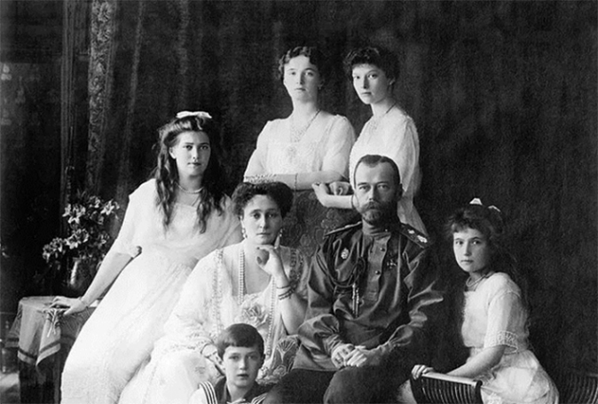 Семья Николая II: Александра Федоровна и дети – Ольга, Татьяна, Мария, Анастасия и Алексей. 1913 г.