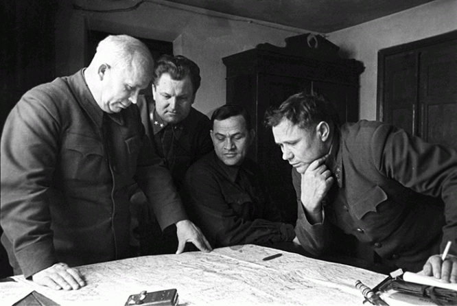 Члены Военного совета Сталинградского фронта: Хрущёв, Кириченко, Чуянов и комфронта Ерёменко, декабрь 1942 года
