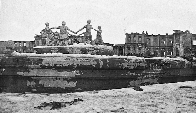 Фонтан «Детский хоровод» на вокзальной площади после окончания Сталинградской битвы